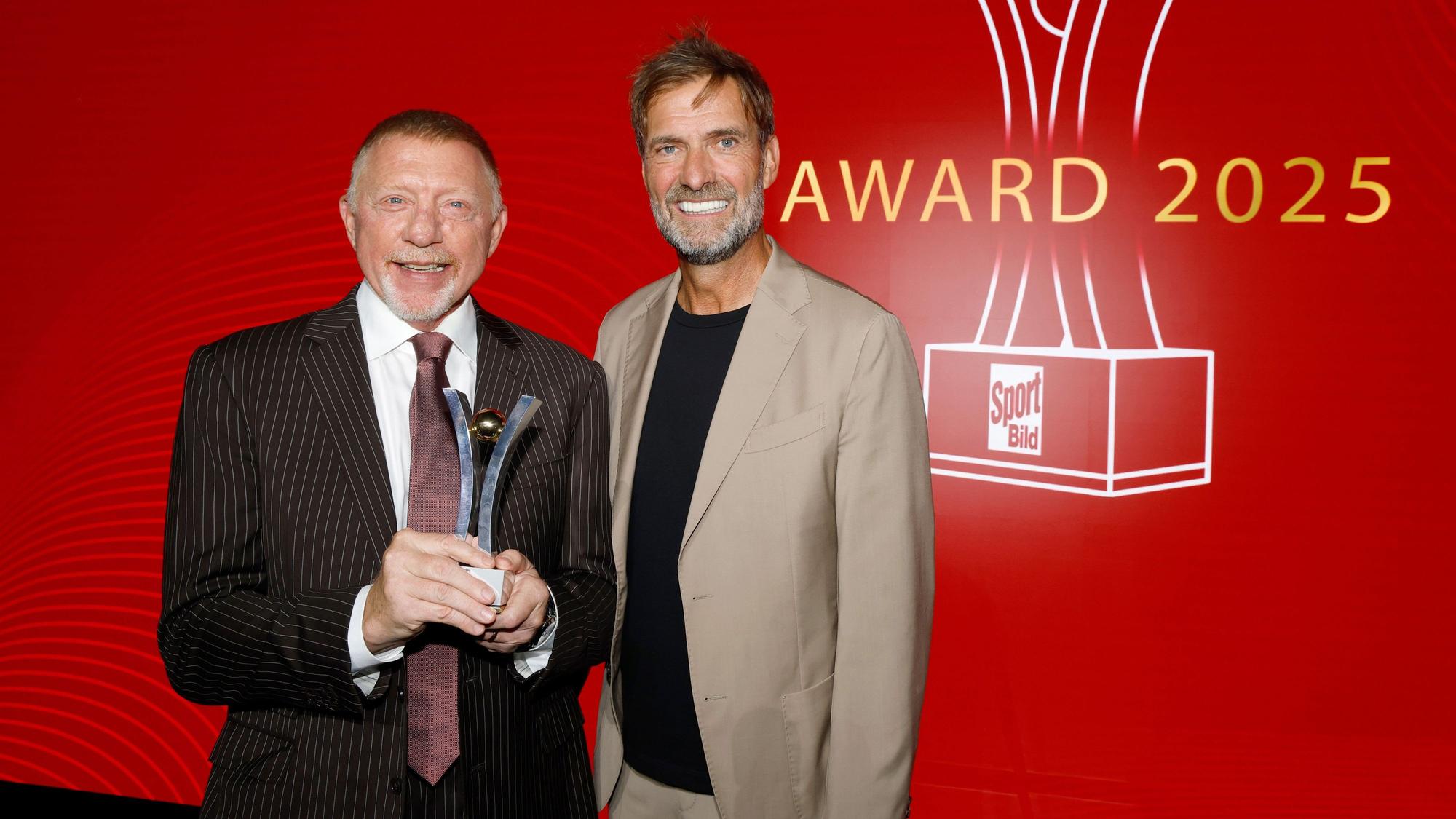 Boris Becker (l), Preisträger in der Kategorie ‚Legende‘, und Laudator Jürgen Klopp stehen zusammen.