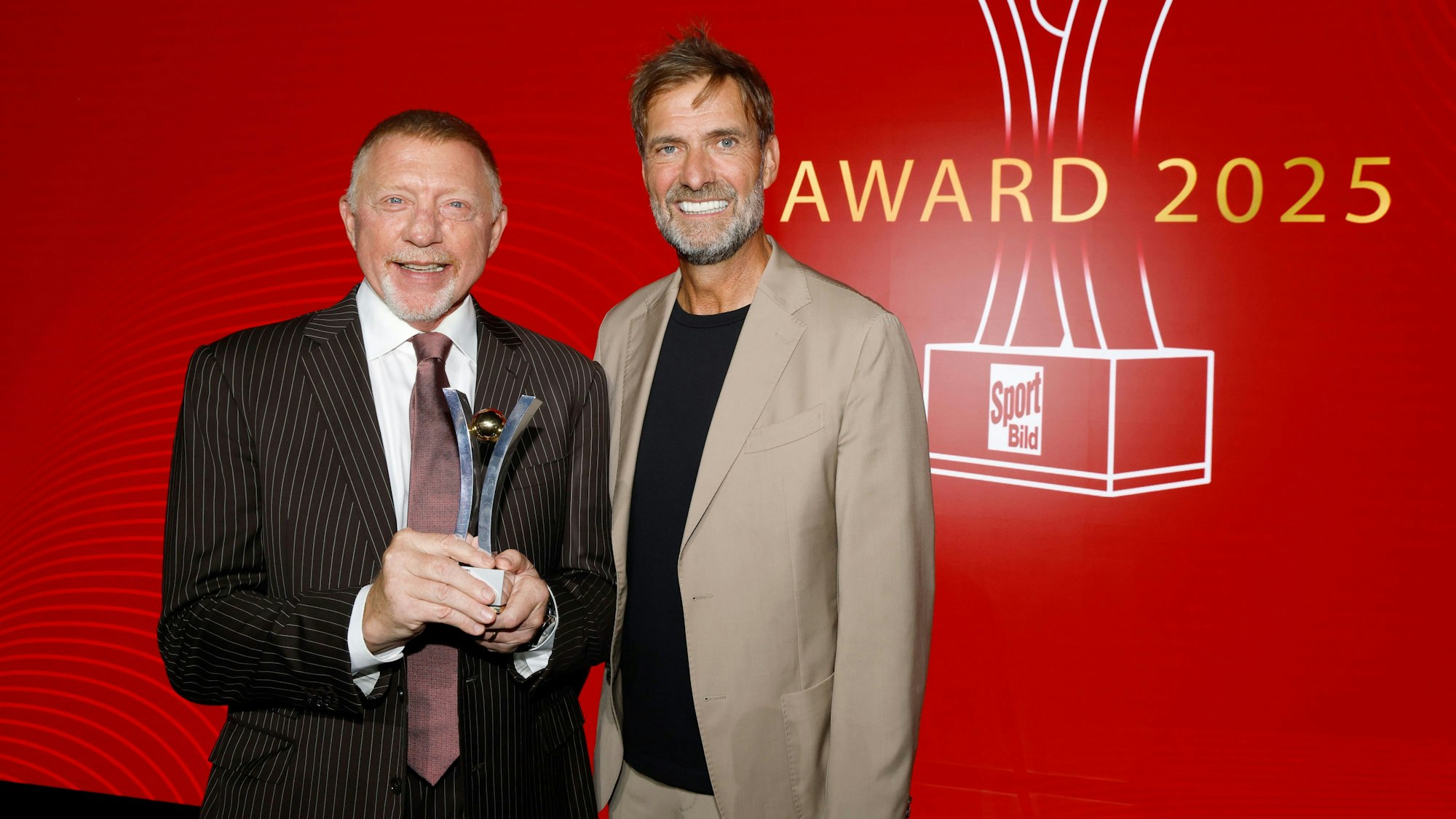 Boris Becker (l), Preisträger in der Kategorie ‚Legende‘, und Laudator Jürgen Klopp stehen zusammen.