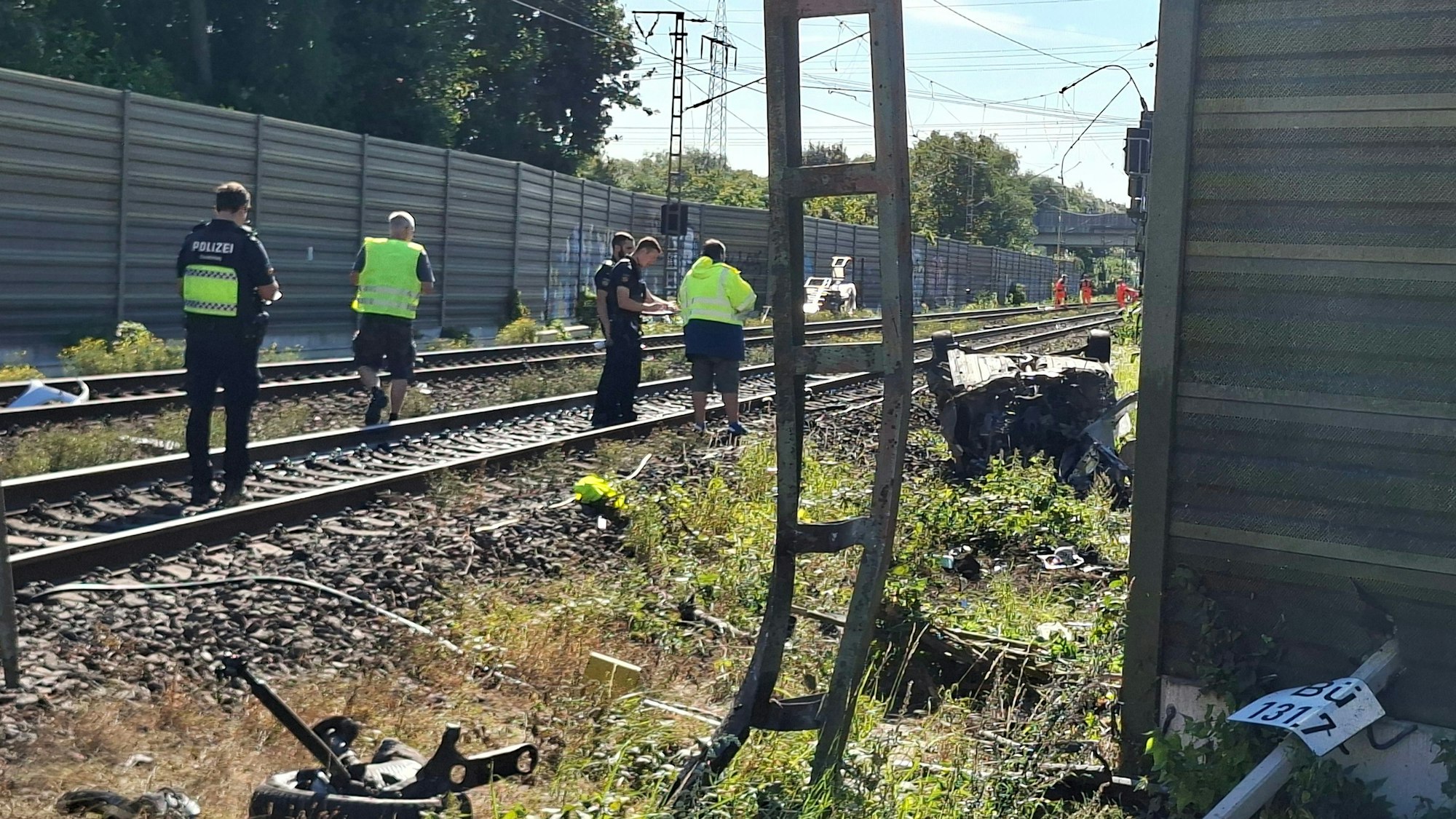 Polizei und Sachverständige ermitteln nach einem tödlichen Unfall an einem Bahnübergang.