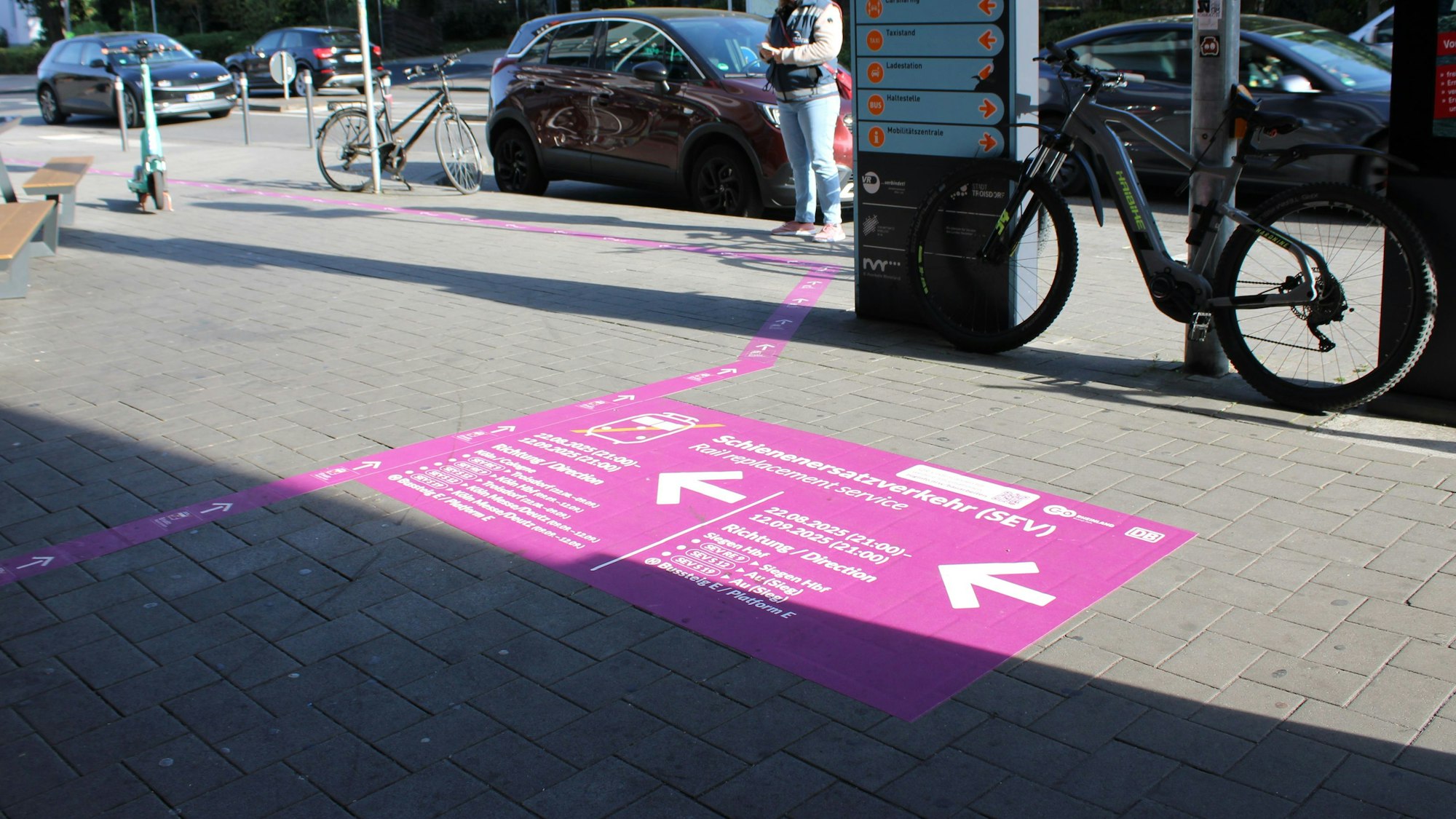 Der Weg zum Schienenersatzverkehr ist am Troisdorfer Bahnhof sichtbar ausgeschildert.