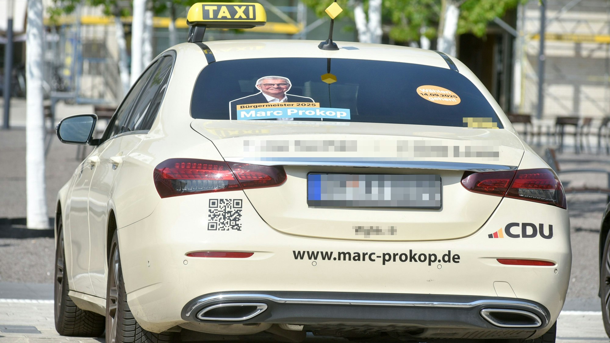 Wahlwerbung für den CDU-Bürgermeisterkandidaten Marc Prokop zeigt das Heck der Fahrzeuge eines Brühler Taxi-Unternehmens.