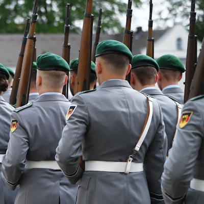 ARCHIV - 22.07.2025, NA, Berlin: Soldatinnen und Soldaten der Bundeswehr marschieren bei einer militärischen Zeremonie vor dem Schloss Bellevue in Berlin. Anlass ist die Akkreditierung neuer Botschafterinnen und Botschafter. Die Uniformierten tragen graue Dienstanzüge mit grünem Barett, weißem Koppel und führen Gewehre über der Schulter. (zu dpa: «Nach Wadephul-Einspruch zum Wehrdienst: Regierung nun einig») Foto: Malin Wunderlich/dpa +++ dpa-Bildfunk +++