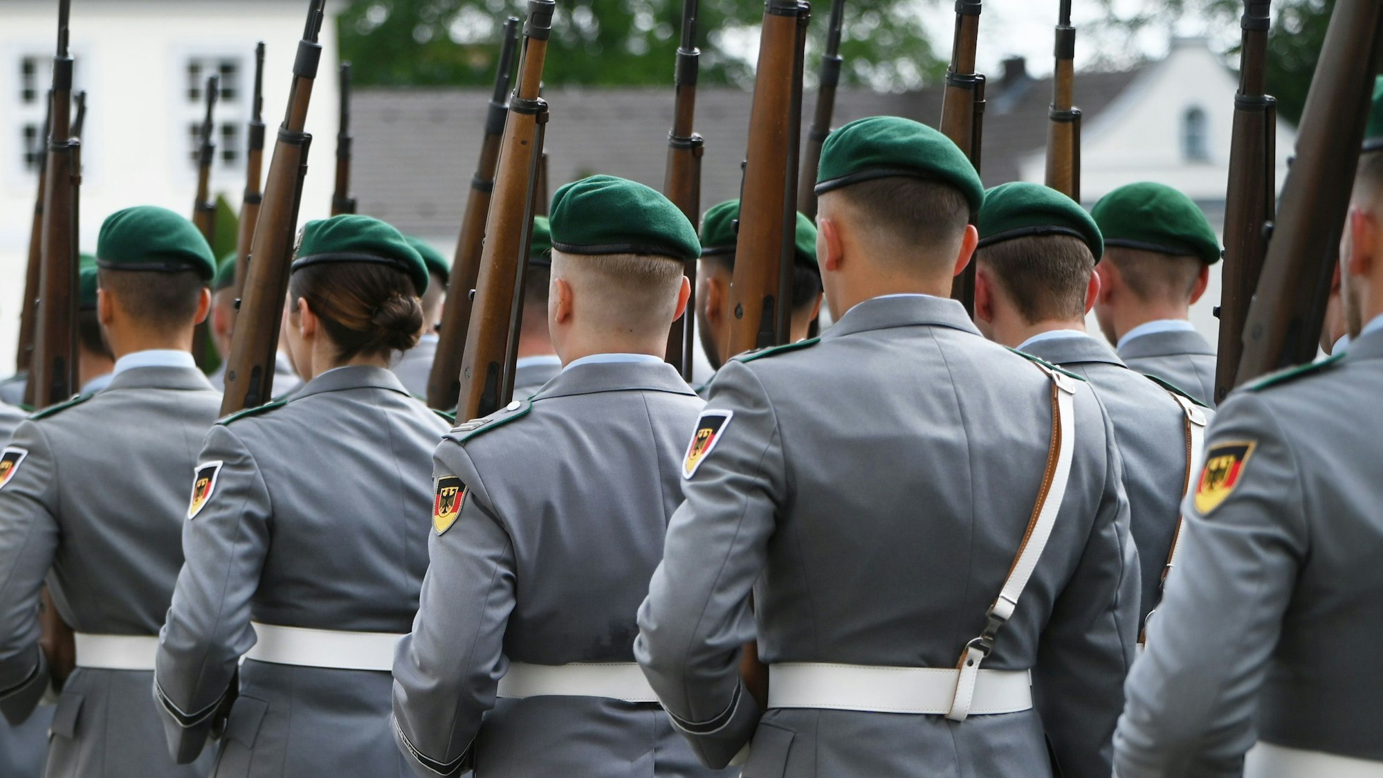 ARCHIV - 22.07.2025, NA, Berlin: Soldatinnen und Soldaten der Bundeswehr marschieren bei einer militärischen Zeremonie vor dem Schloss Bellevue in Berlin. Anlass ist die Akkreditierung neuer Botschafterinnen und Botschafter. Die Uniformierten tragen graue Dienstanzüge mit grünem Barett, weißem Koppel und führen Gewehre über der Schulter. (zu dpa: «Nach Wadephul-Einspruch zum Wehrdienst: Regierung nun einig») Foto: Malin Wunderlich/dpa +++ dpa-Bildfunk +++