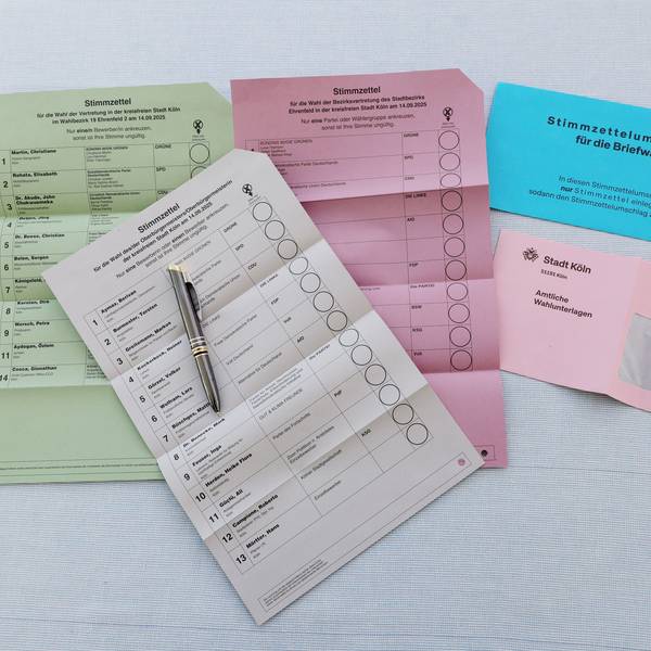 13 Bewerberinnen und Bewerber ums Kölner Oberbürgermeisteramt stehen auf den Wahlzetteln.