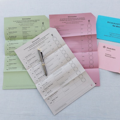 13 Bewerberinnen und Bewerber ums Kölner Oberbürgermeisteramt stehen auf den Wahlzetteln.