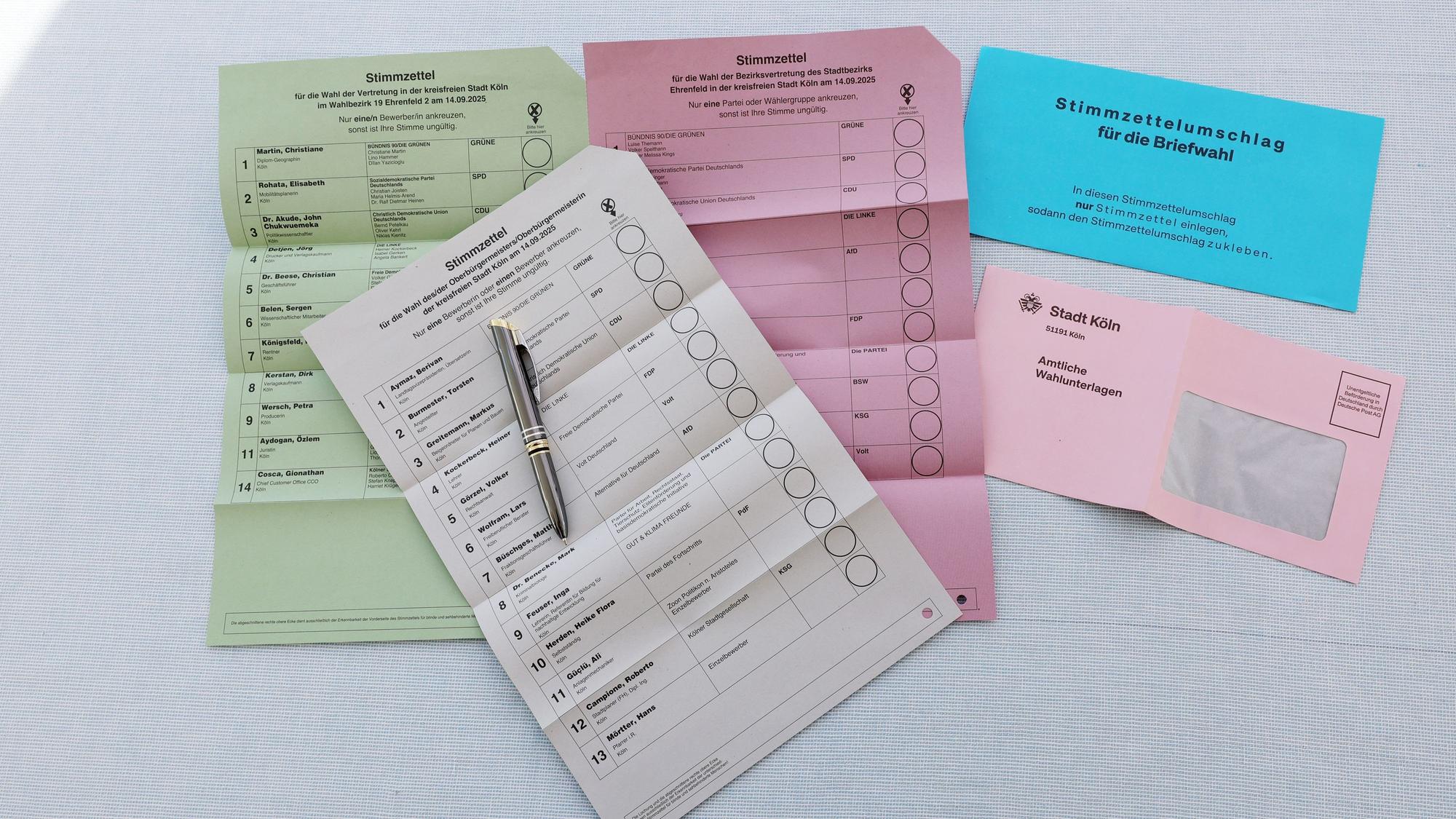 13 Bewerberinnen und Bewerber ums Kölner Oberbürgermeisteramt stehen auf den Wahlzetteln.