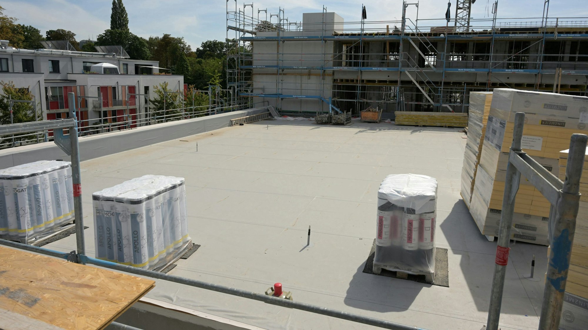 Das Dach des Gebäudes ist eine graue Betonplatte, auf der in Zukunft ein Spielplatz entstehen soll.