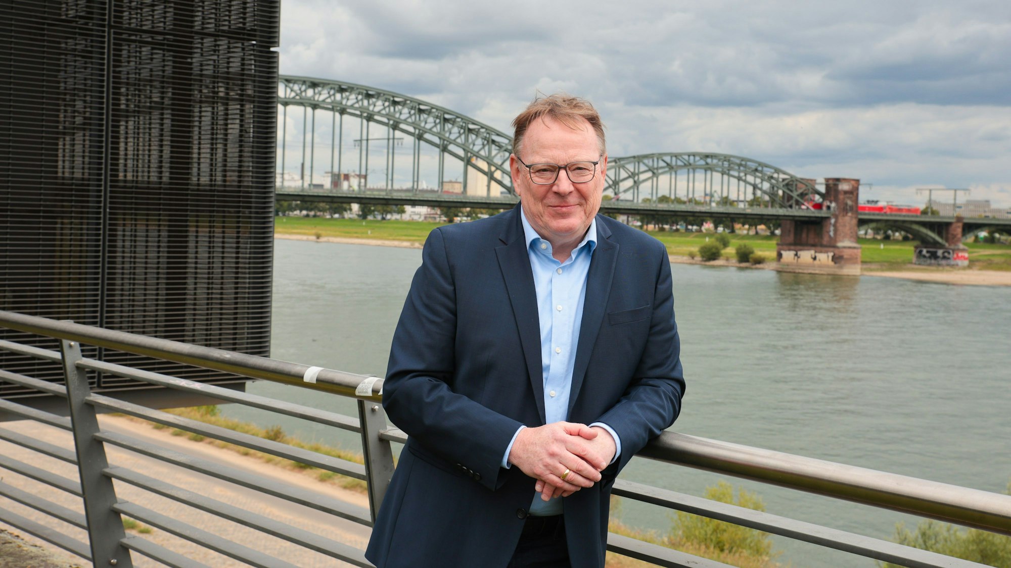 OB-Kandidat Torsten Burmester (SPD) führte vor der Wahl durch seinen Stadtteil Bayenthal.