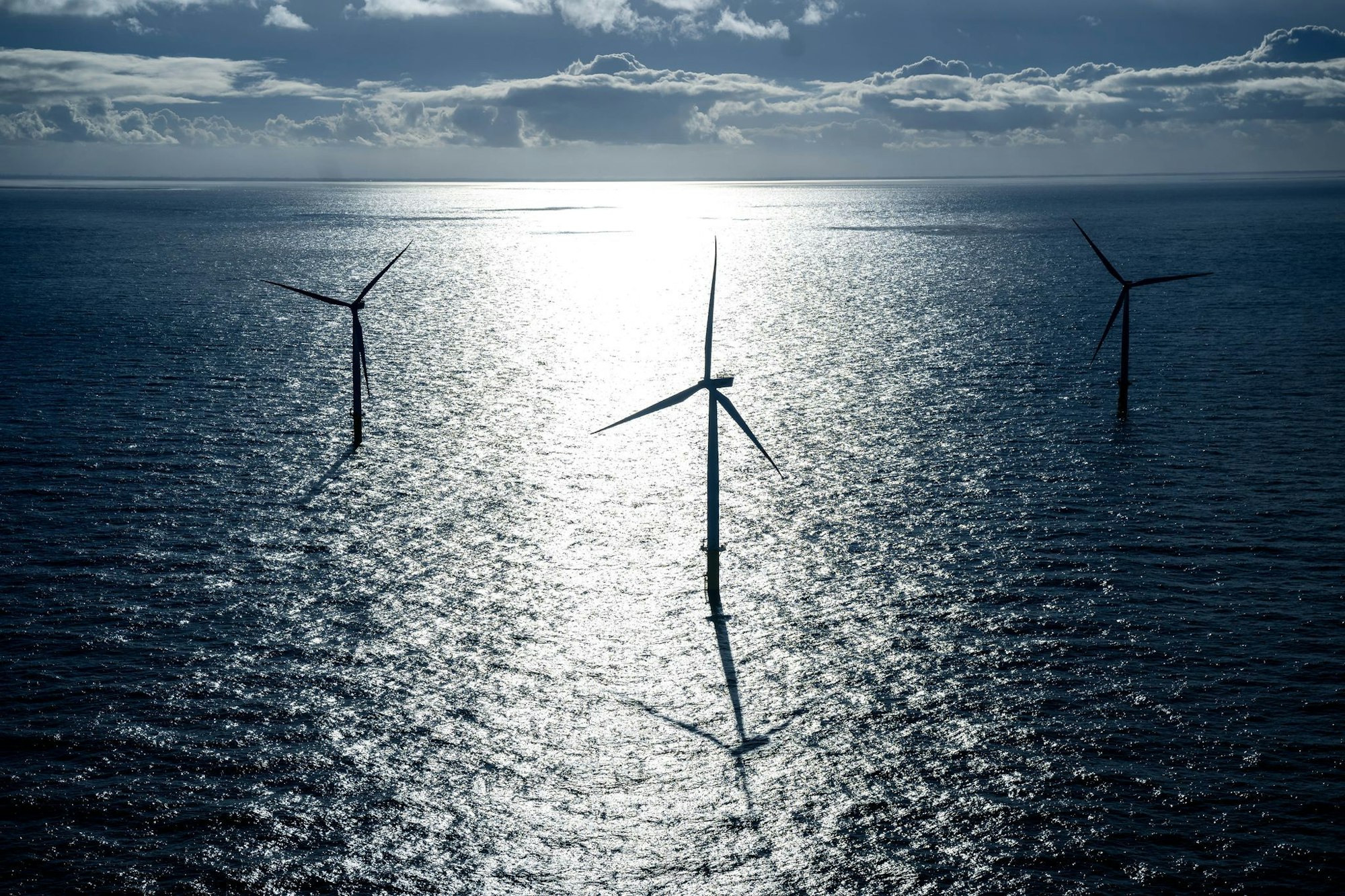 Windkraftanlagen stehen in der Nordsee. (Illustration)
