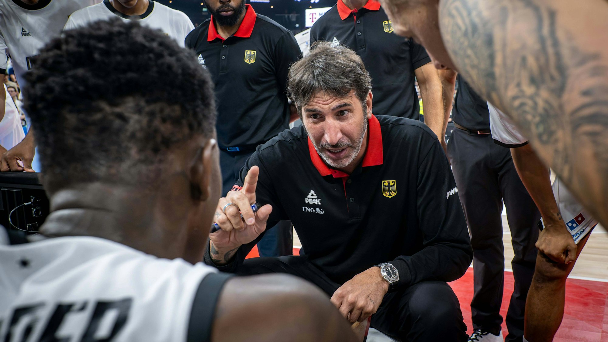 Álex Mumbrú redet während einer Auszeit auf seine Spieler ein. (Archivfoto)