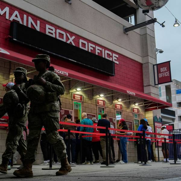 ARCHIV - 19.08.2025, USA, Washington: Mitglieder der Nationalgarde des Distrikts Columbia patrouillieren vor dem Nationals Park im Stadtteil Navy Yard in Washington. (zu dpa: «Trump will Rolle der Nationalgarde ausweiten») Foto: Julia Demaree Nikhinson/AP/dpa +++ dpa-Bildfunk +++