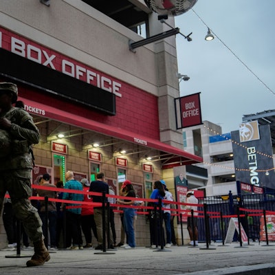 ARCHIV - 19.08.2025, USA, Washington: Mitglieder der Nationalgarde des Distrikts Columbia patrouillieren vor dem Nationals Park im Stadtteil Navy Yard in Washington. (zu dpa: «Trump will Rolle der Nationalgarde ausweiten») Foto: Julia Demaree Nikhinson/AP/dpa +++ dpa-Bildfunk +++