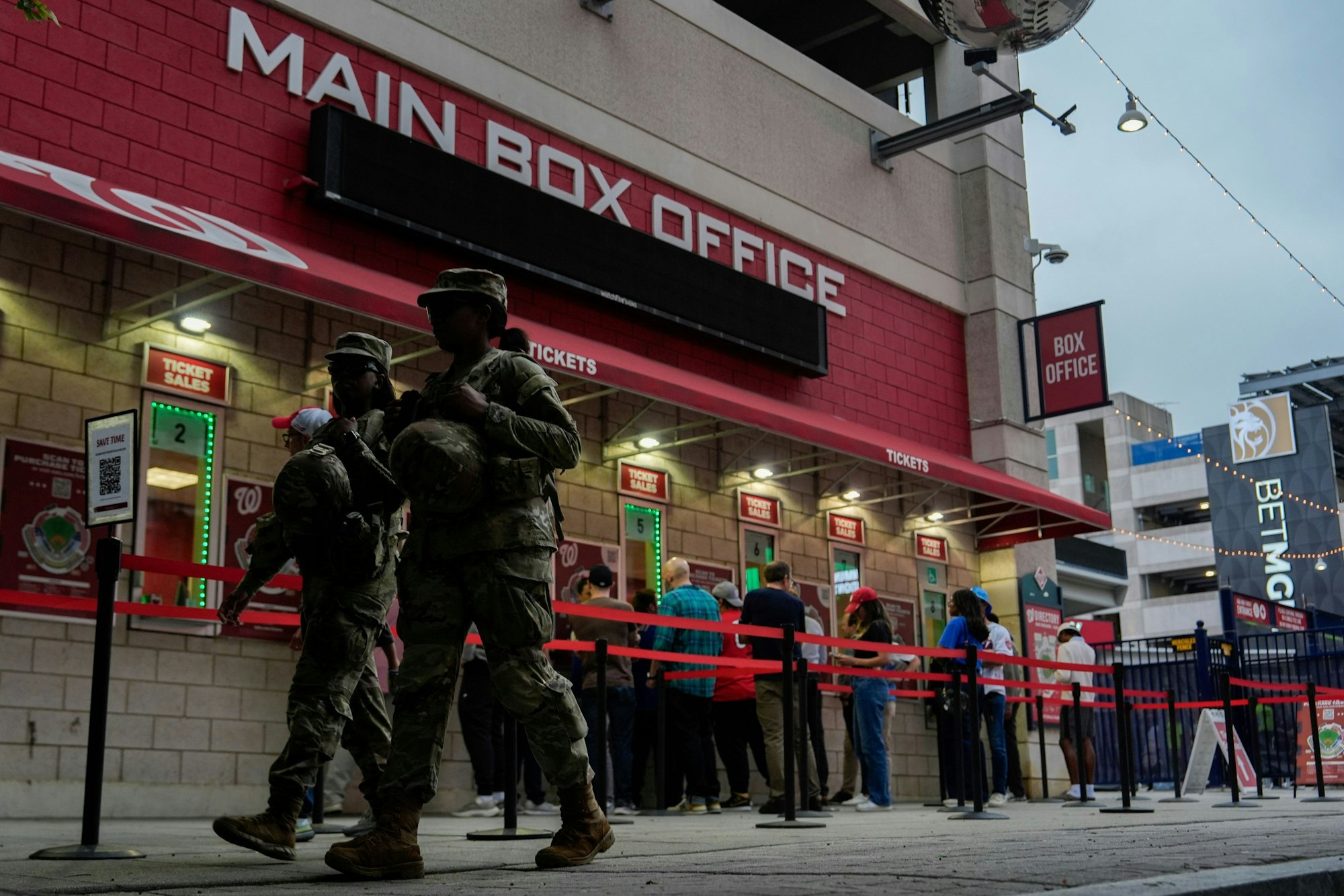 ARCHIV - 19.08.2025, USA, Washington: Mitglieder der Nationalgarde des Distrikts Columbia patrouillieren vor dem Nationals Park im Stadtteil Navy Yard in Washington. (zu dpa: «Trump will Rolle der Nationalgarde ausweiten») Foto: Julia Demaree Nikhinson/AP/dpa +++ dpa-Bildfunk +++