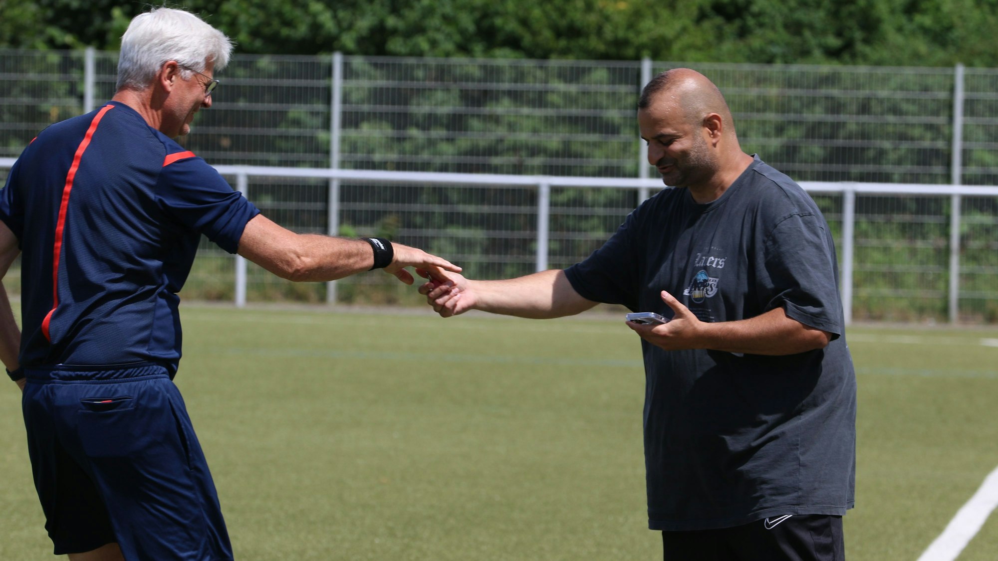 Abed Mehio und Uwe Stark reichen sich die Hände.