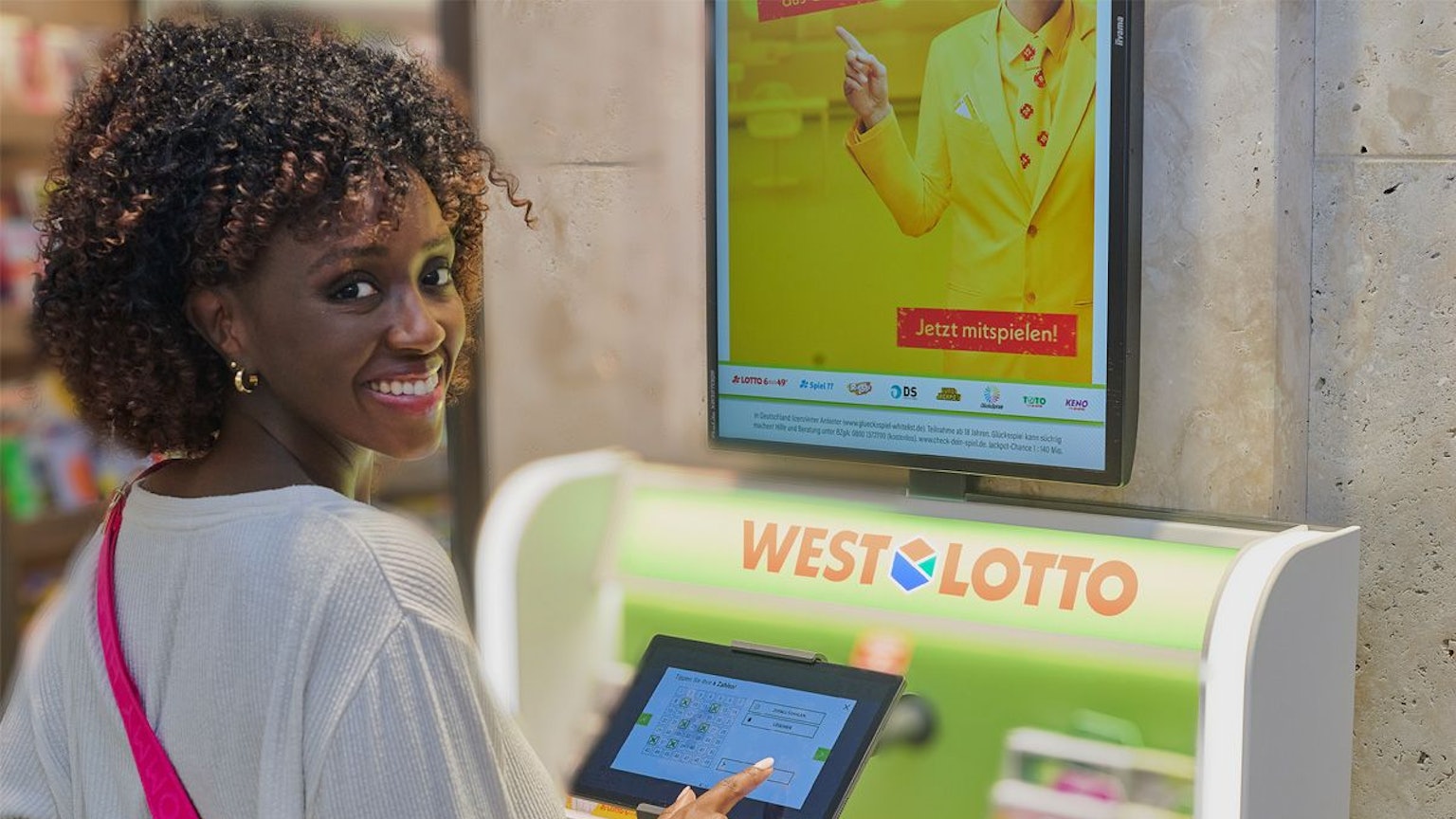 Ein Tipp in einer WestLotto-Annahmestelle im Raum Wuppertal machte einen noch unbekannten Spielteilnehmer zum vierfachen Millionär. Mithilfe eines Systemscheins knackte der Spieler zusammen mit zwei Tippern aus Bayern am Samstag (23. August) den Jackpot.