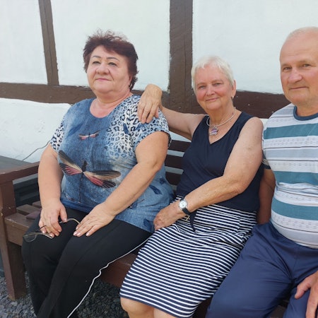 Mathilde Höhlein (Mitte) aus Windeck öffnet seit Jahrzehnten die Tür für Menschen, die Unterstützung brauchen. Gaylina und Jakob Usikova kamen aus der Ukraine.