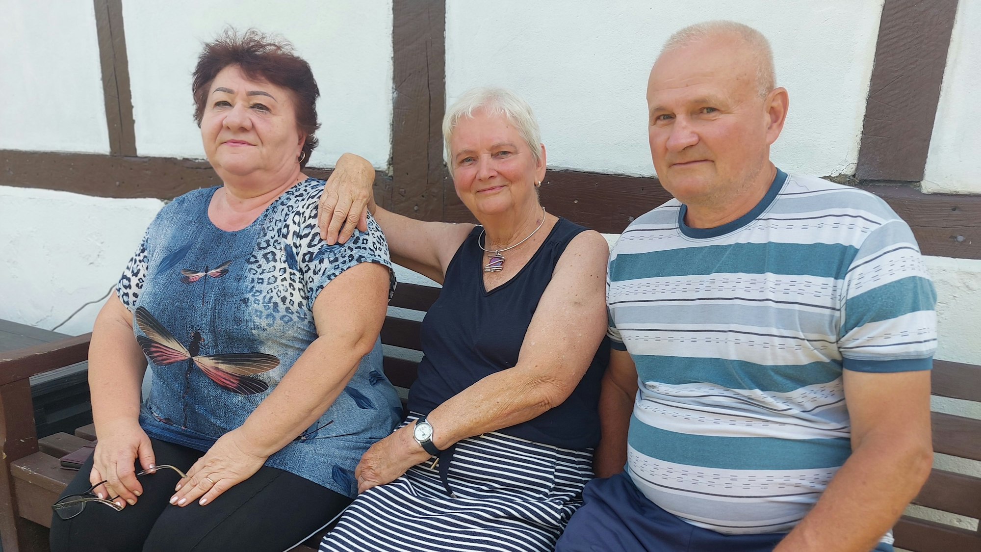 Mathilde Höhlein (Mitte) aus Windeck öffnet seit Jahrzehnten die Tür für Menschen, die Unterstützung brauchen. Gaylina und Jakob Usikova kamen aus der Ukraine.