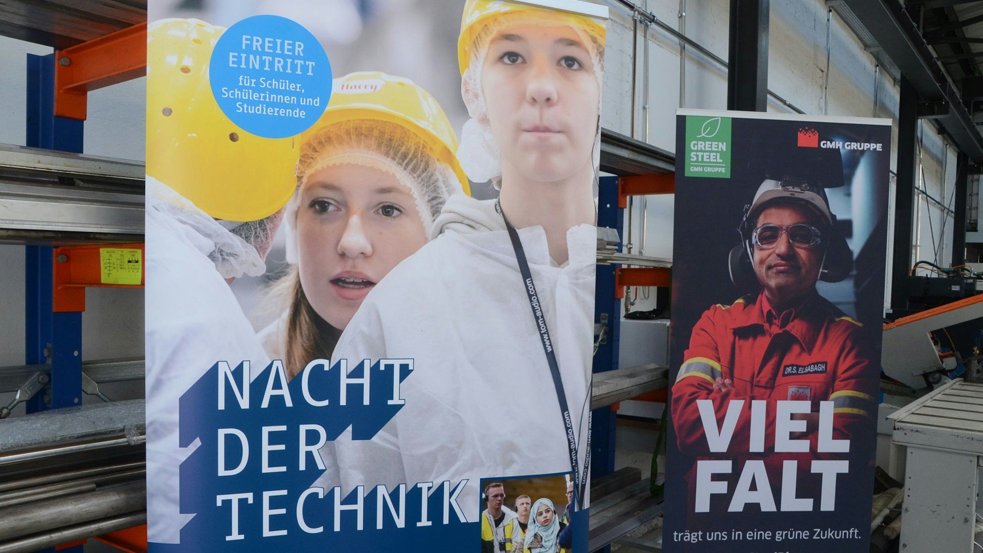 Zwei Werbebanner. Nacht der Technik steht auf dem einen, Vielfalt auf dem anderen.