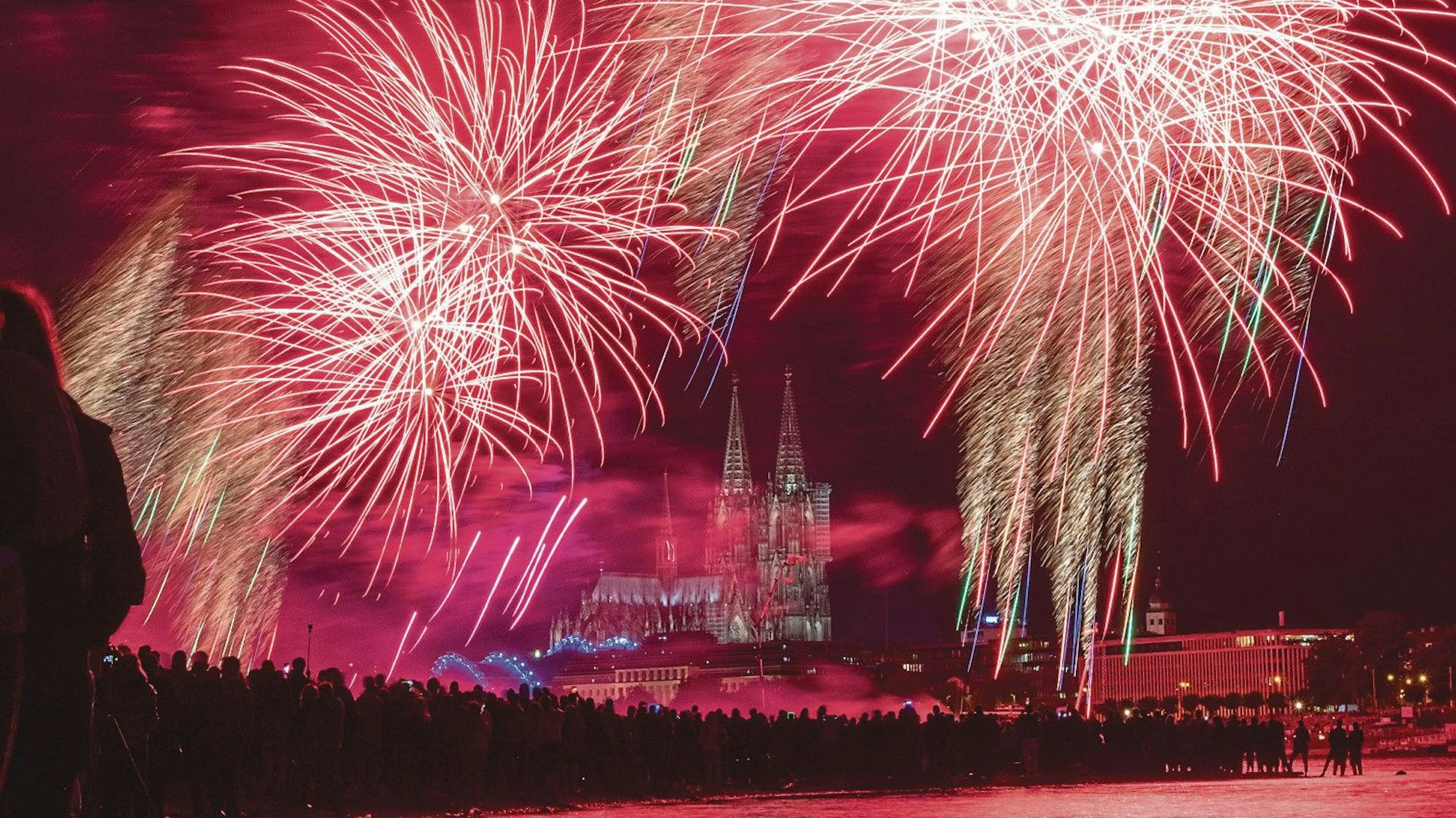 Nach einer langen Pause finden die Kölner Lichter 2025 wieder statt. (Archivbild von 2019 zeigt Feuerwerk und im Hintergrund den Dom)