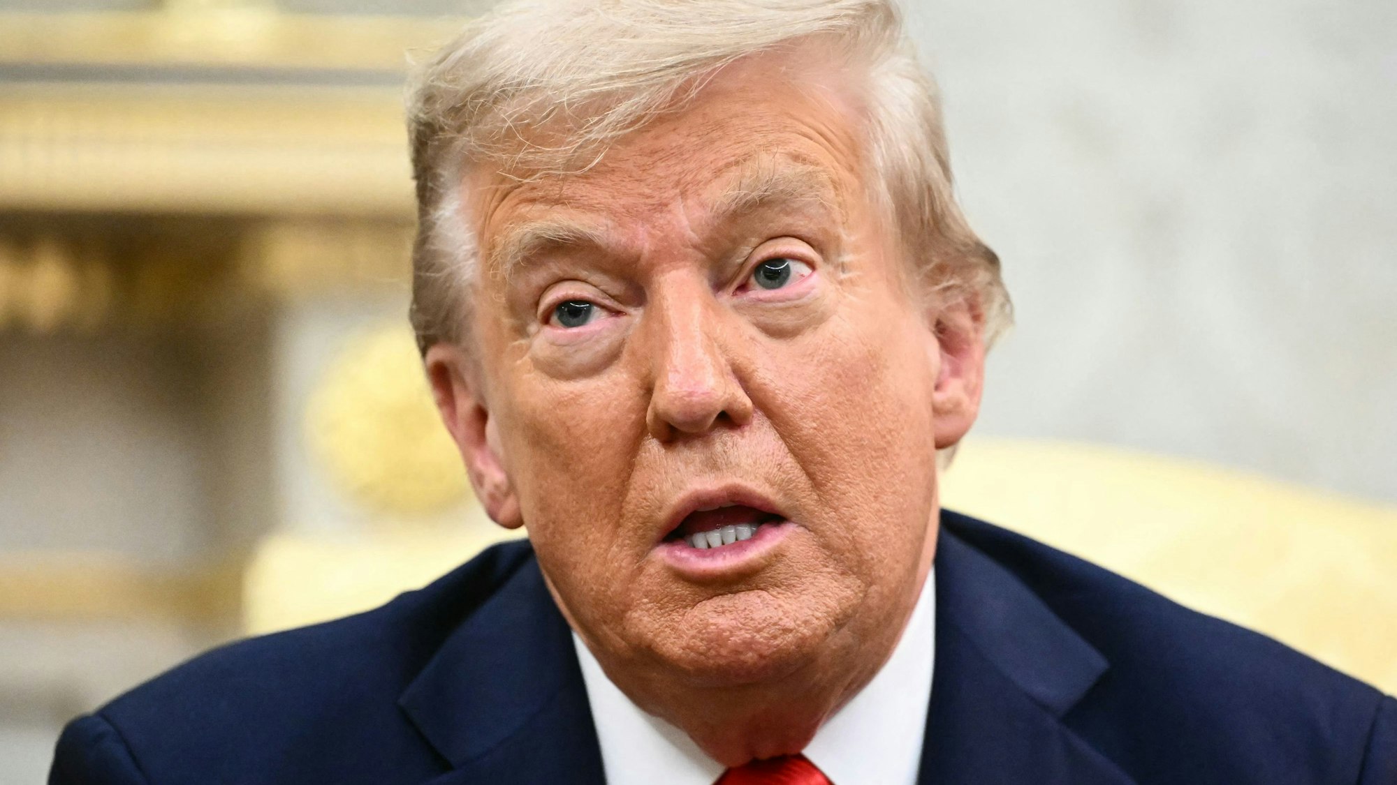 US-Präsident Donald Trump im Weißen Haus. Der Republikaner gerät im Epstein-Skandal durch die Veröffentlichung neuer E-Mails erneut unter Druck. (Archivbild)