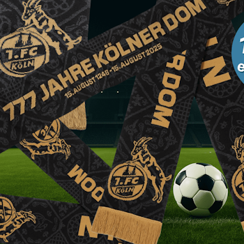 Darstellung des 1. FC Köln Premium-Fanschal „Ausweichtrikot“ in den Farben schwarz und gold. Im Hintergrund ist ein Fußballstadion am Abend zu sehen.
