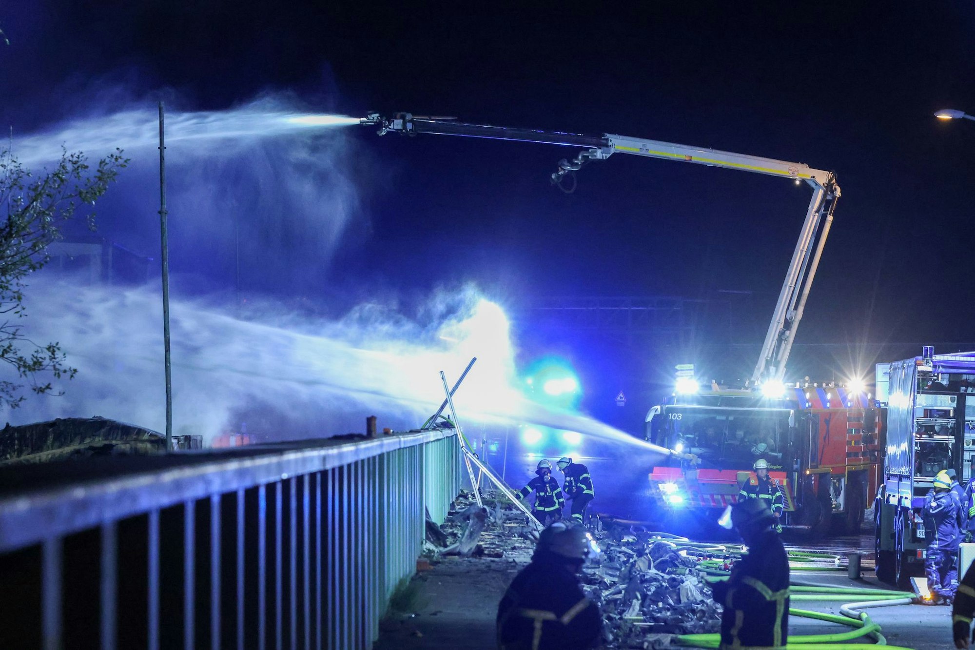 Teilweise wurde deshalb ein Sperrradius von 400 Metern rund um den Brandort eingerichtet.