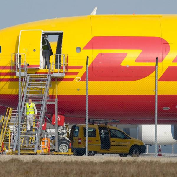 DHL-Frachtmaschinen stehen am Sonntag 31.10.2010 auf dem Flughafen Leipzig/Halle.Foto: Foto: Peter Endig ZB/lsn