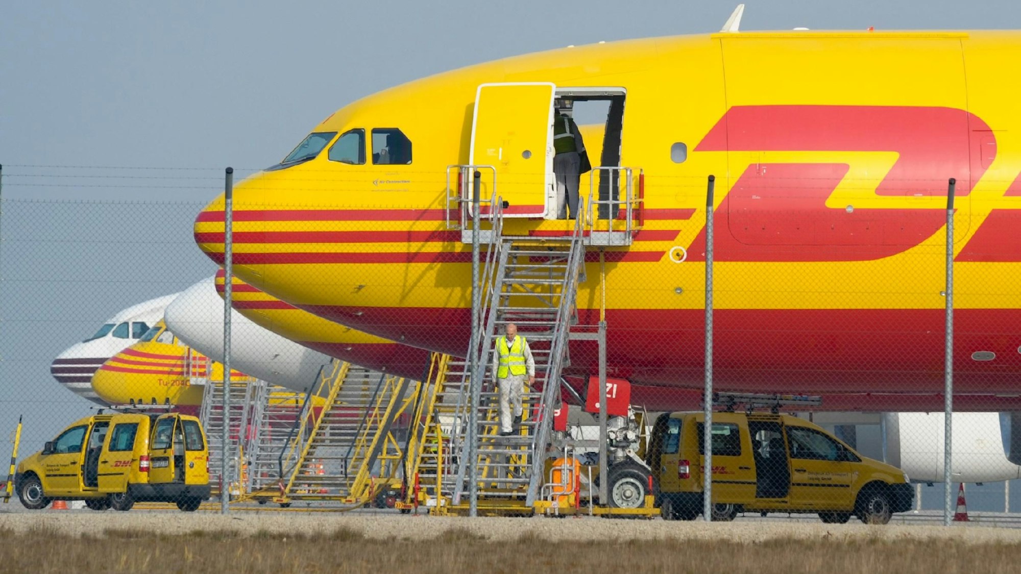 DHL-Frachtmaschinen stehen am Sonntag 31.10.2010 auf dem Flughafen Leipzig/Halle.Foto: Foto: Peter Endig ZB/lsn