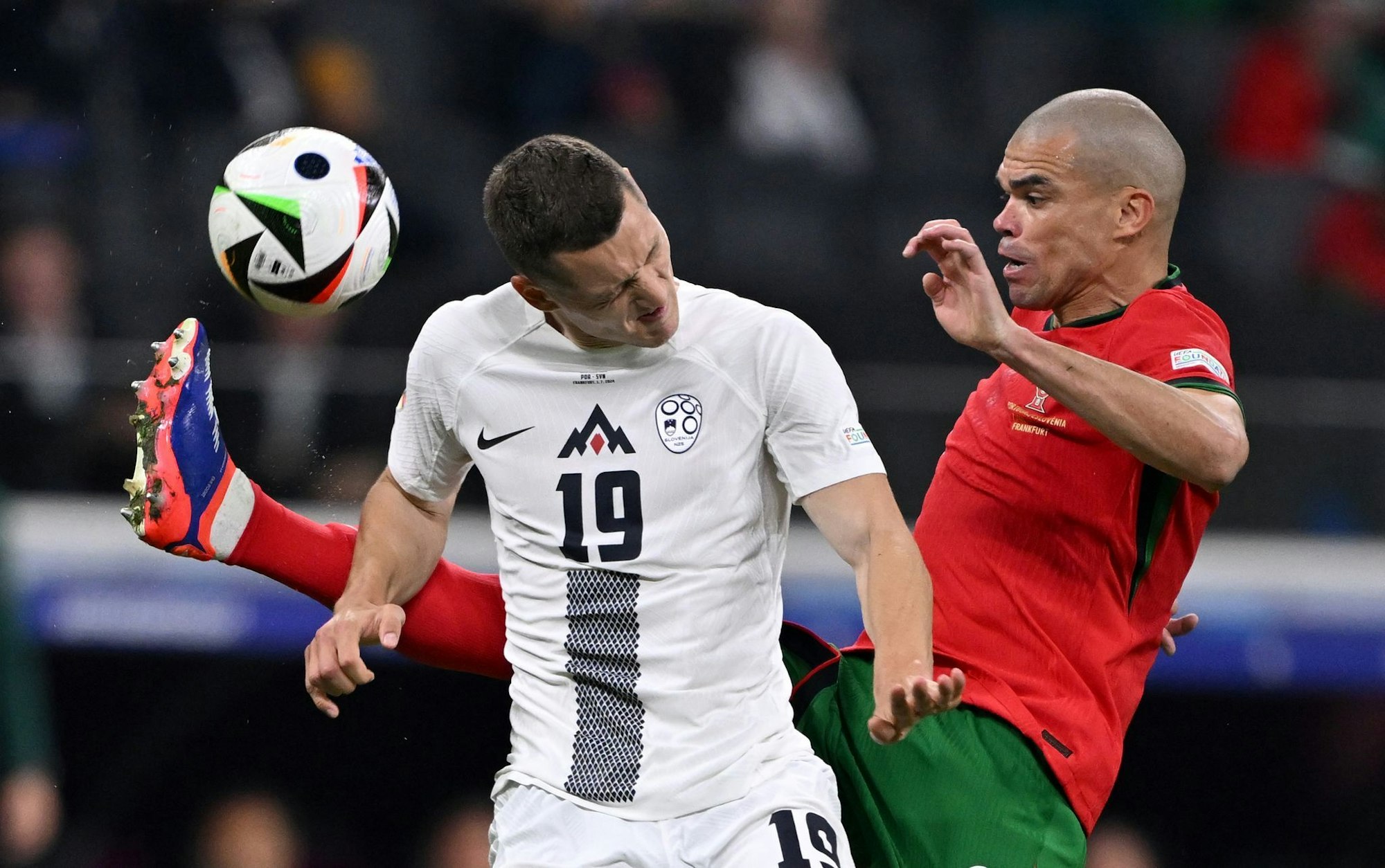 Celar (l) spielt nun für Fortuna Düsseldorf. (Foto Archiv)