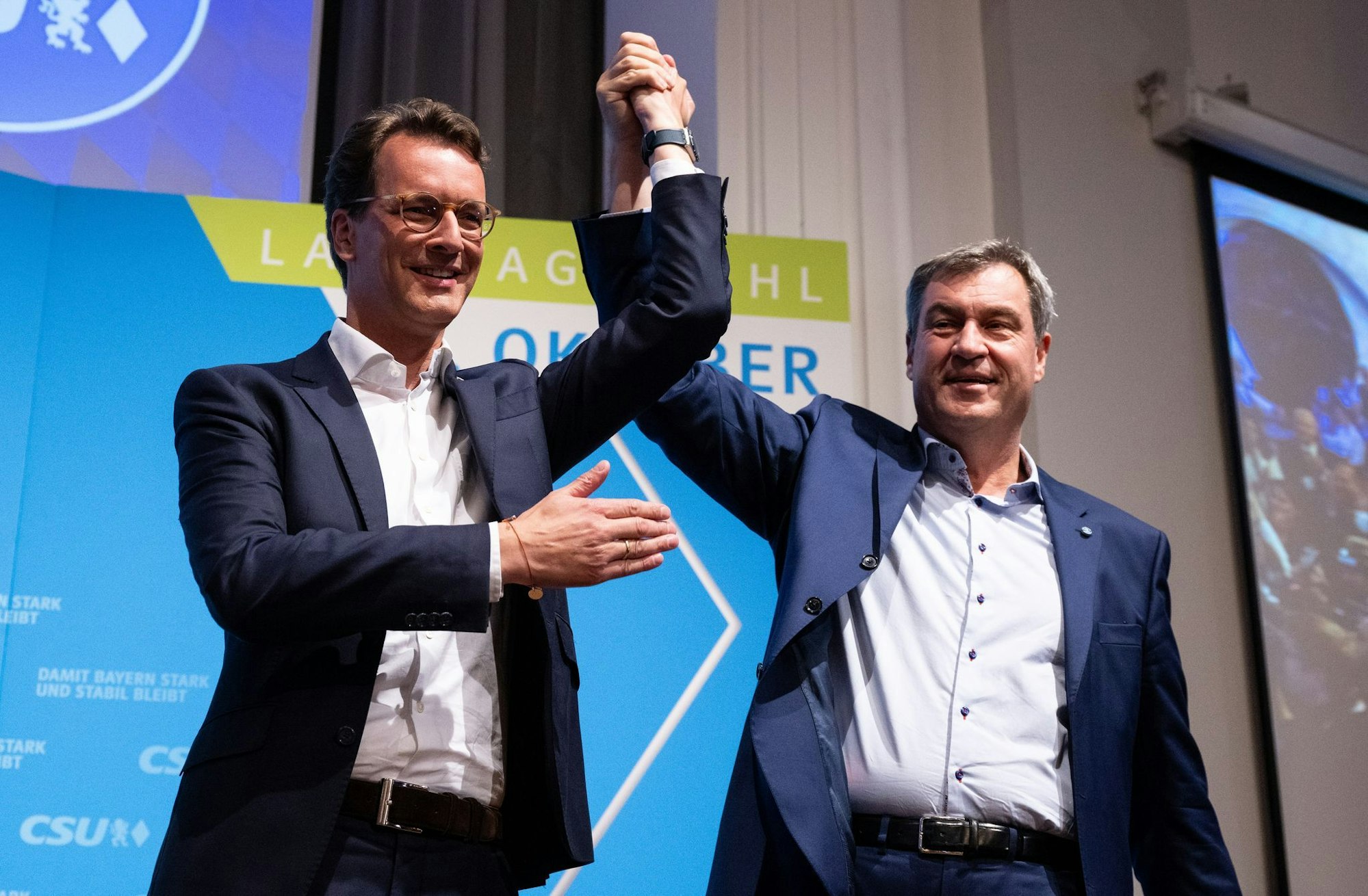Hendrik Wüst (CDU) und Markus Söder (CSU) bei einer CSU-Wahlkampfveranstaltung 2023 in München. (Archivbild)
