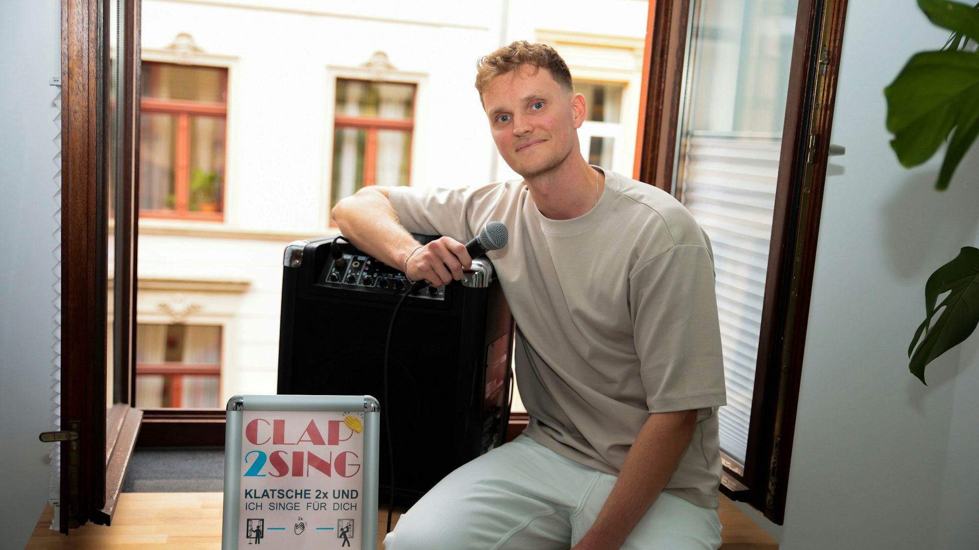 Sänger Savoy singt freitags aus seinem Fenster.