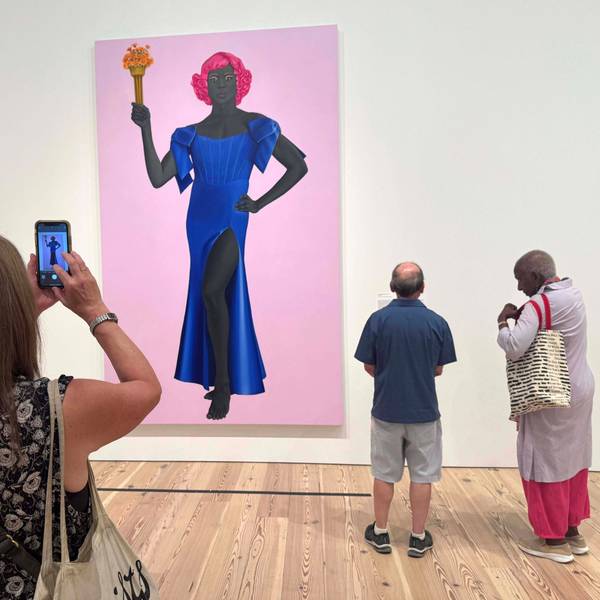 Besucher betrachten ein Gemälde im Museum.