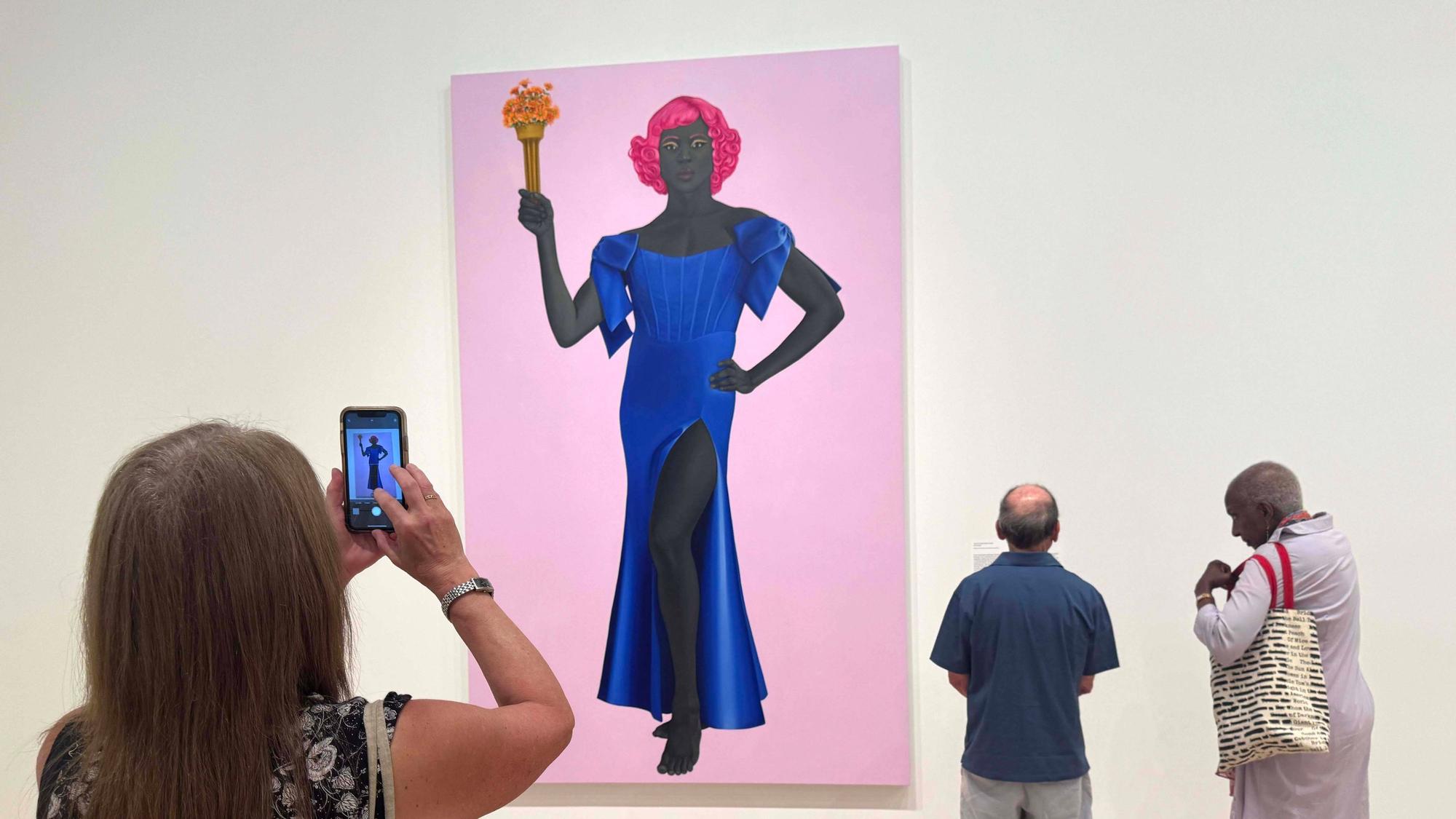 Besucher betrachten ein Gemälde im Museum.