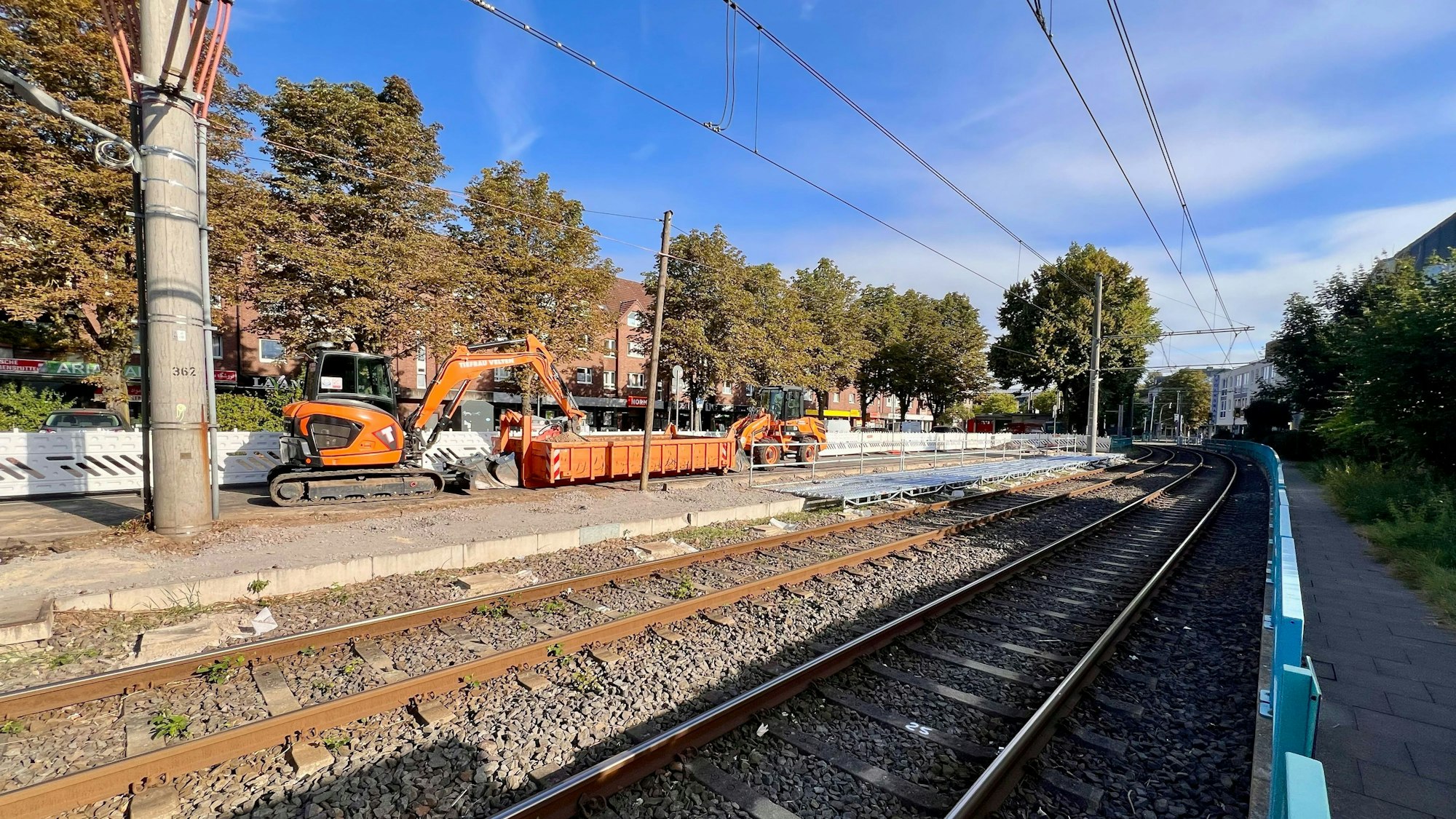 Am Parkplatz an der Mühlenstraße in Porz-Mitte haben die KVB mit dem Bau eines Ersatzbahnsteigs begonnen.