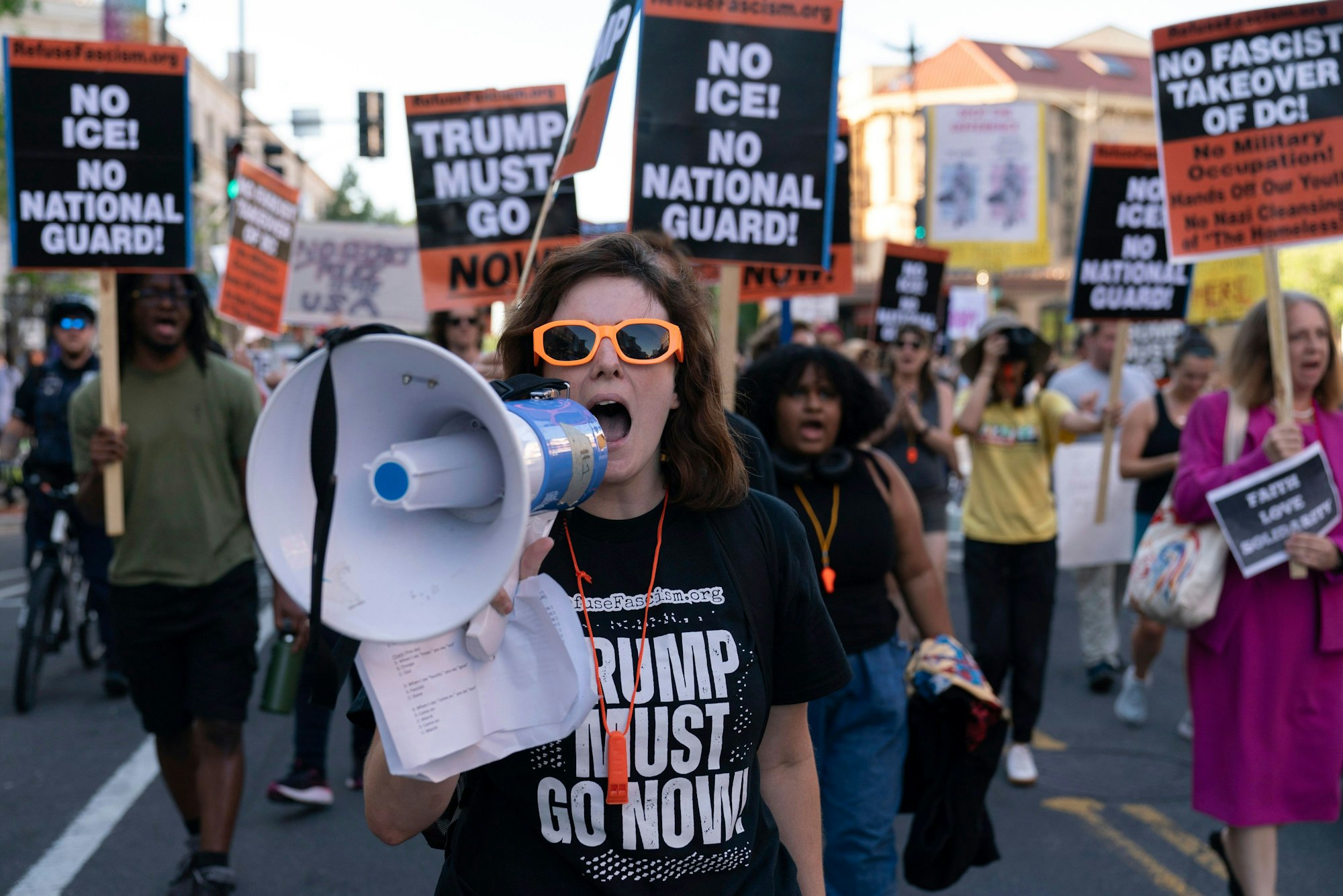 ARCHIV - 22.08.2025, USA, Washington: Menschen protestieren gegen den Einsatz von Bundespolizei und Nationalgarde in der Stadt. US-Präsident Trump hatte unlängst die Nationalgarde aktiviert, um die angeblich außer Kontrolle geratene Kriminalität in der US-Hauptstadt einzudämmen. (zu dpa: «Trump will Rolle der Nationalgarde ausweiten») Foto: Jose Luis Magana/AP/dpa +++ dpa-Bildfunk +++