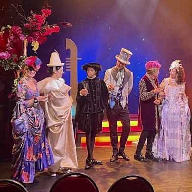 „Maskenball in Venedig“ verbindet Artistik, Musik und Mode im Ehrenfelder Urania-Theater.