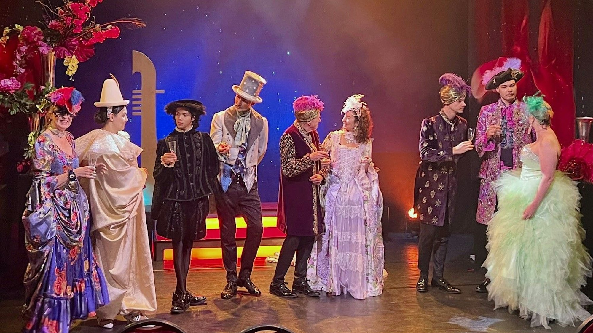 „Maskenball in Venedig“ verbindet Artistik, Musik und Mode im Ehrenfelder Urania-Theater.