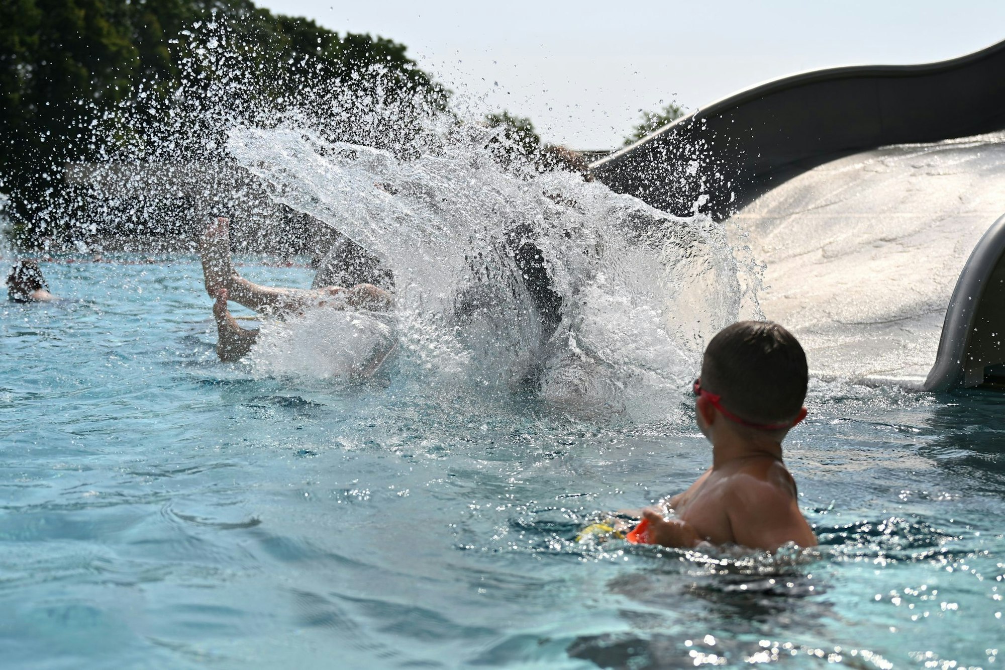 Wer Zeit hat, könnte nochmal die Chance nutzen und ins Freibad gehen - das Wetter ist noch gut.