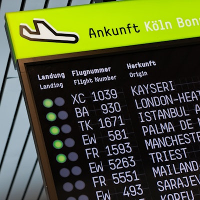 Eine Anzeige am Köln/Bonner Flughafen zeigt die Ankunft der Ferienflieger an.