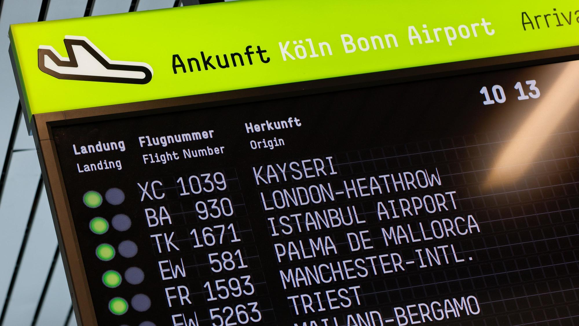 Eine Anzeige am Köln/Bonner Flughafen zeigt die Ankunft der Ferienflieger an.