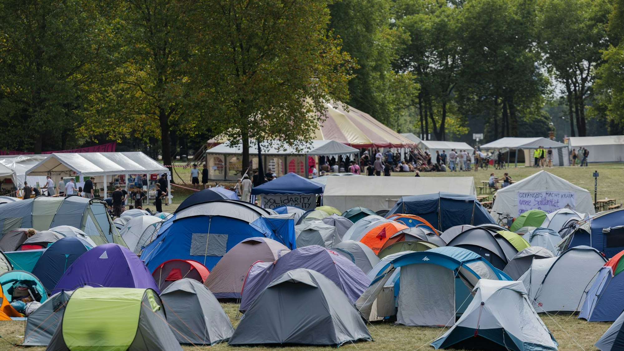 Teilnehmer des Protestcamps «Rheinmetall entwaffnen» haben eine kleine Zeltstadt im Kölner Grüngürtel aufgebaut.