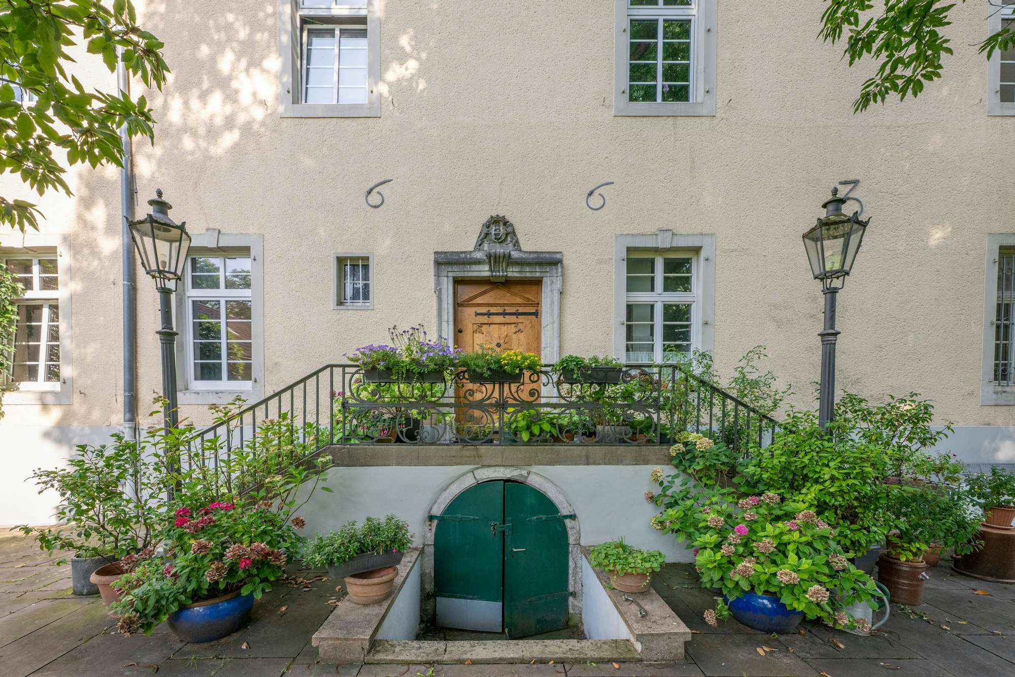 Über dem Eingang zum Herrenhaus sind die Zahlen des Baujahrs 1663 angebracht.