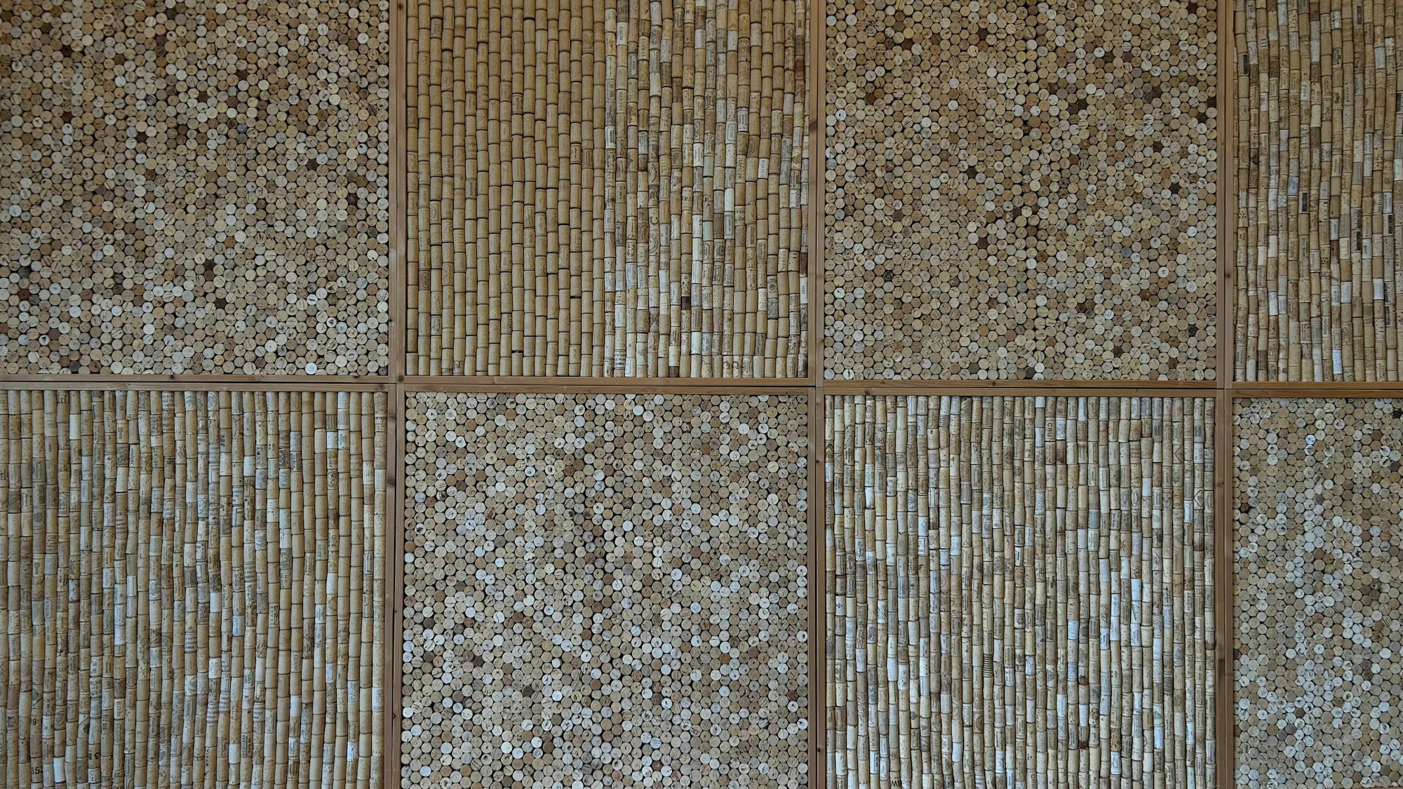 Eine Wand aus tausenden Weinkorken.