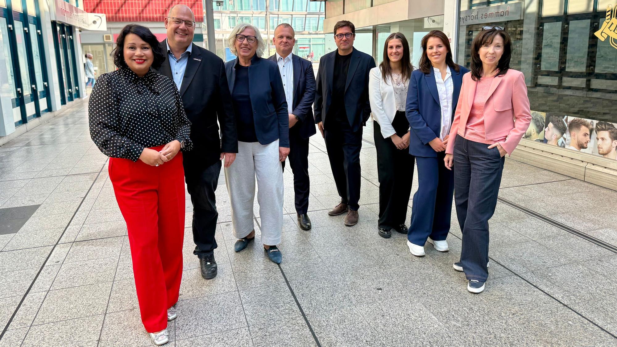 Die Aufsichtsräte Milanie Kreutz, Stefan Hebbel, Roswitha Arnold mit Levi-Chef Björn Krischick, Sascha Bender, Jennifer Merkel, Antonia Rolof und Susanne Heinz
