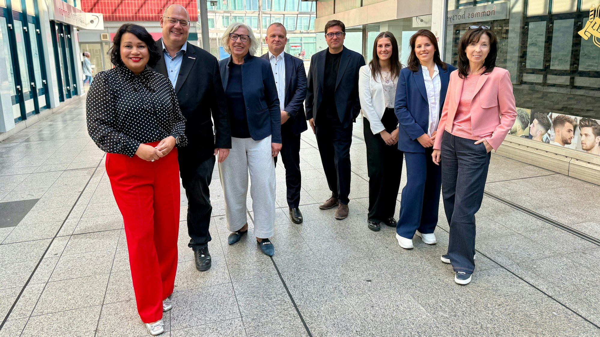 Die Aufsichtsräte Milanie Kreutz, Stefan Hebbel, Roswitha Arnold mit Levi-Chef Björn Krischick, Sascha Bender, Jennifer Merkel, Antonia Rolof und Susanne Heinz