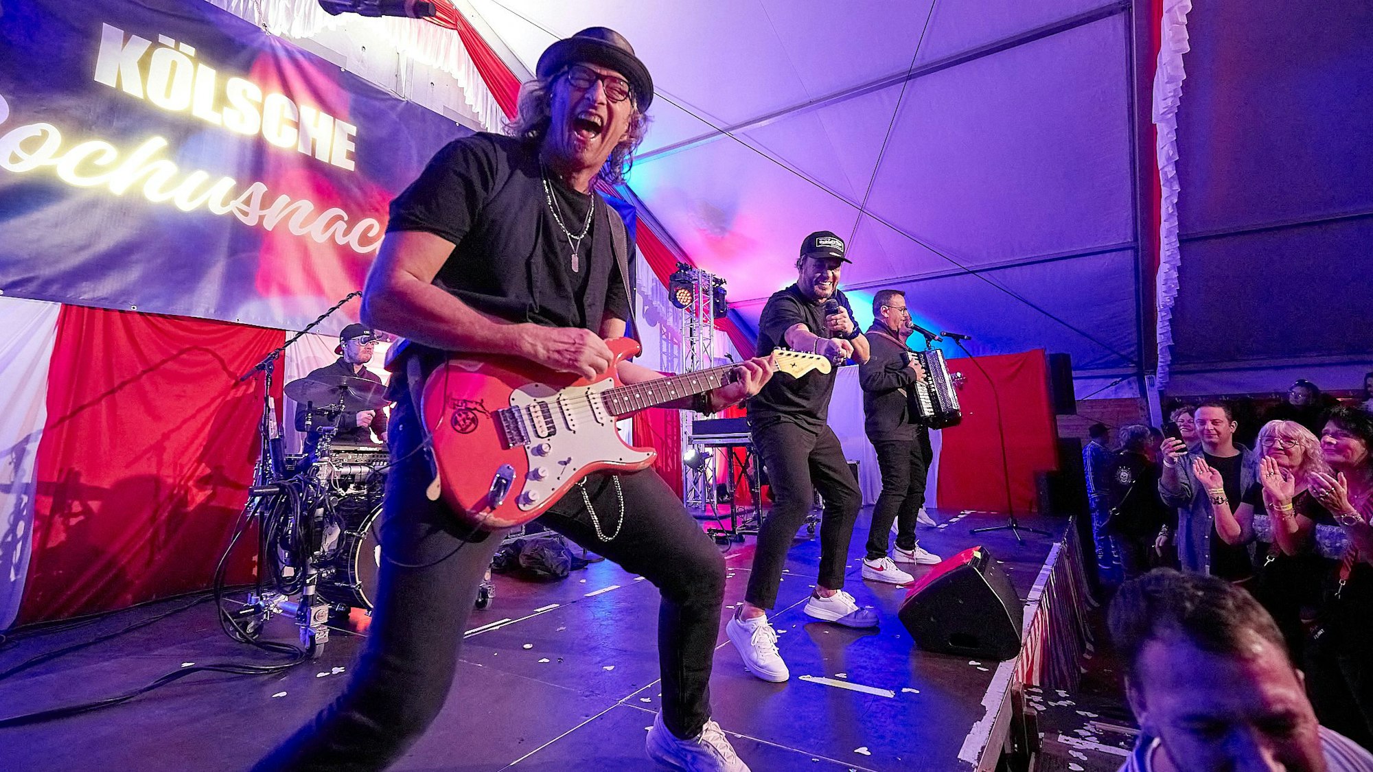 Zu sehen sind Musiker auf einer Bühne.