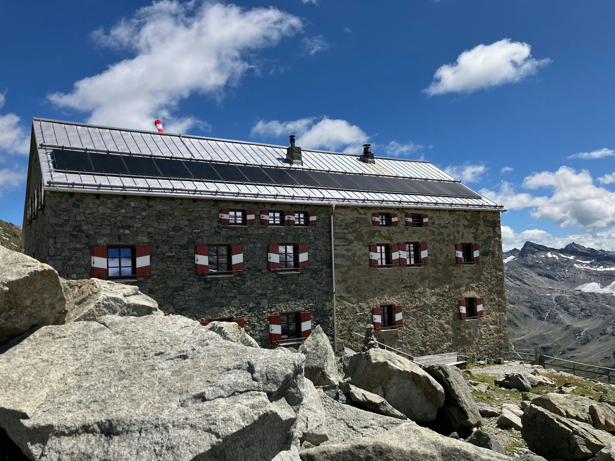 Die Neue Prager Hütte stand früher nah am Gletscher.