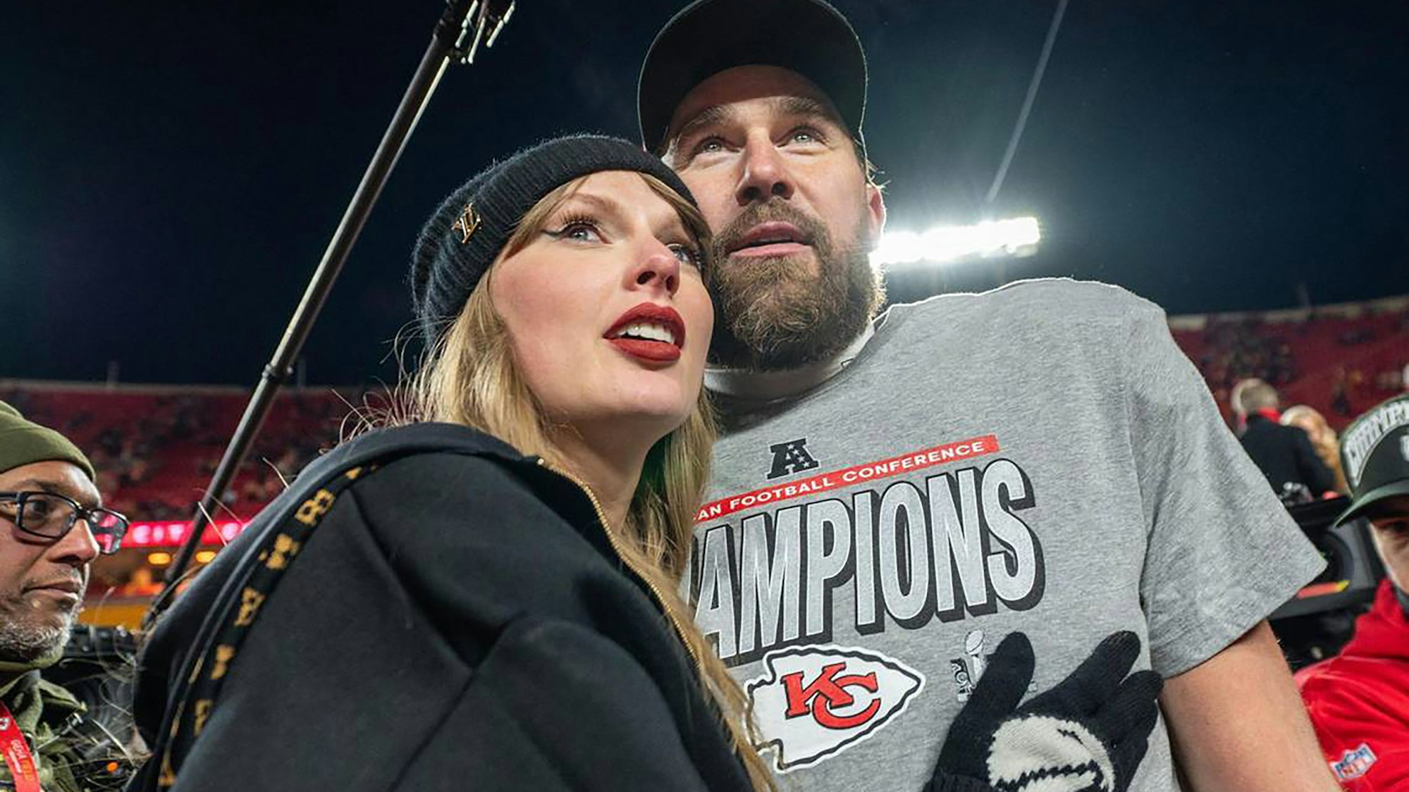ARCHIV - 07.02.2025, USA, Kansas City: Kansas City Chiefs Tight End Travis Kelce und seine Freundin, US-Popstar Taylor Swift, feiern den Sieg der Kansas City Chiefs über die Buffalo Bills am 26.01.2025 im Arrowhead Stadion in Kansas City, Missouri. (zu dpa: «Travis Kelce: Taylor Swift ist jetzt Football-Fan») Foto: Emily Curiel/Ecuriel@kcstar.Com/TNS via ZUMA Press Wire/dpa +++ dpa-Bildfunk +++