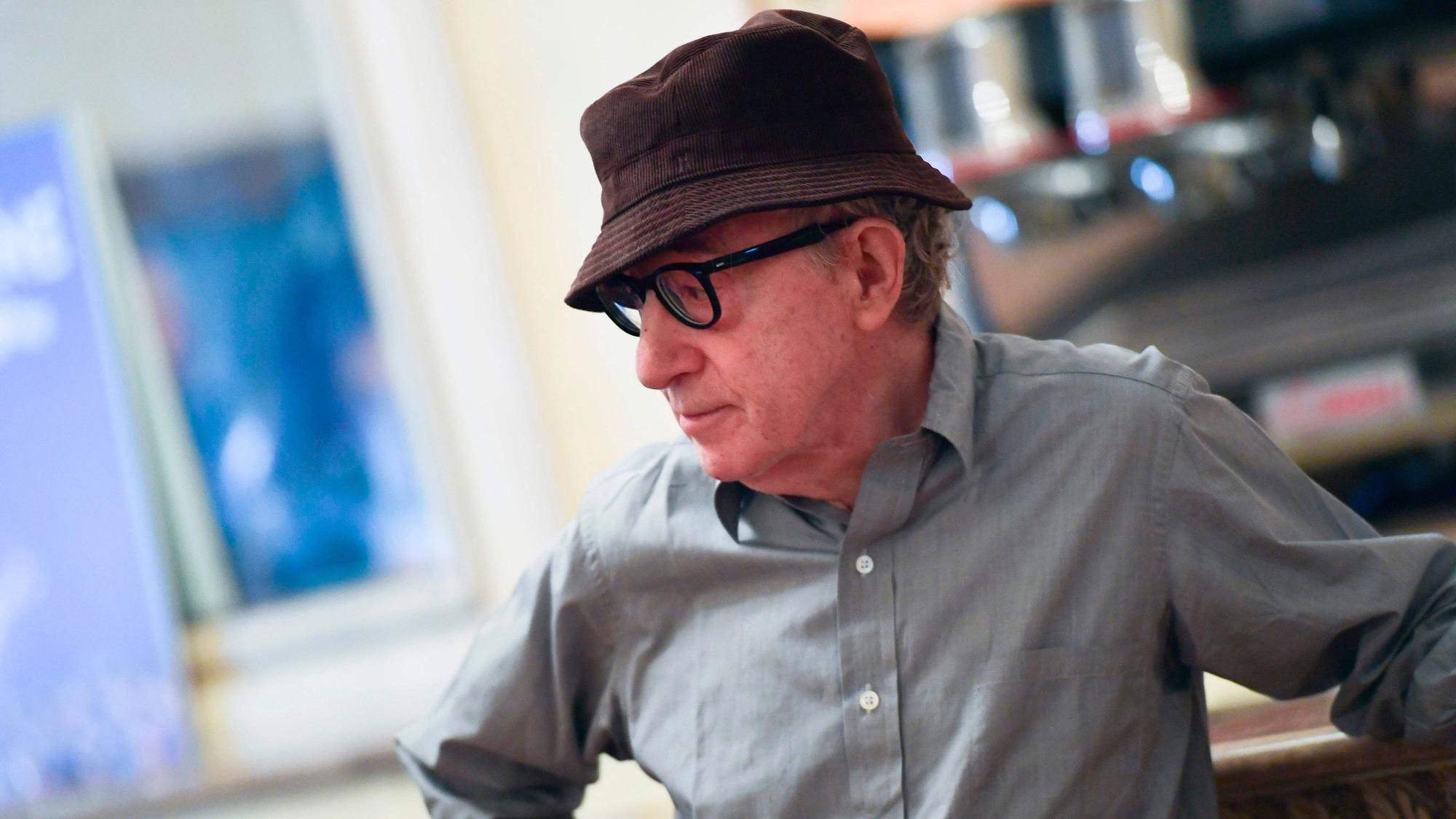 Auf diesem Foto vom 2. Juli 2019 blickt der US-amerikanische Regisseur Woody Allen während einer Pressekonferenz zur Vorstellung seiner Bühnenproduktion von Giacomo Puccinis Einakter-Oper „Gianni Schicchi“ im Mailänder Opernhaus La Scala zu.