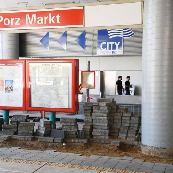 Notfall-Bauarbeiten an der Haltestelle „Porzer Markt“. An der Haltestelle der Kölner Verkehrsbetriebe (KVB) war der Boden aus bislang ungeklärten Gründen abgesackt.